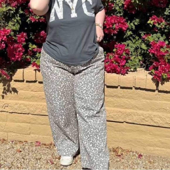 NWT- Women Mid Rise Relaxed Straight Leg- Brown Leopard Jean - Picture 5 of 8